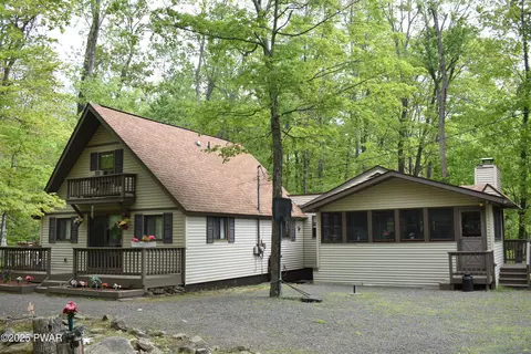 121 Mountain View Dr, Lords Valley, PA 18428