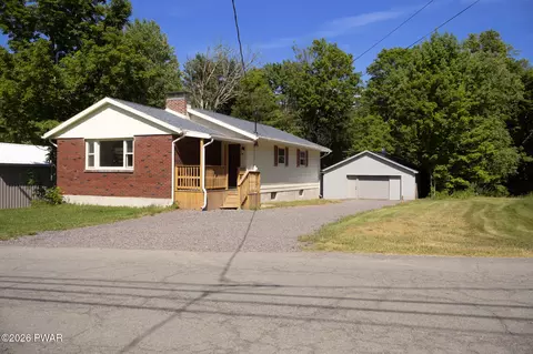 60 Center St, Covington Twp, PA 18424