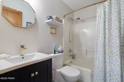 Bath - 2350 Eagle Path, Bushkill, PA 18324 photo 3 of 4