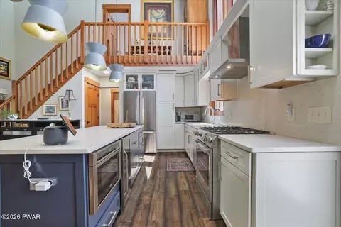 Kitchen - 2350 Eagle Path, Bushkill, PA 18324 photo 3 of 4