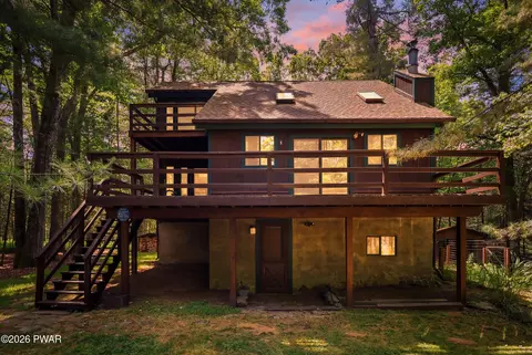 101 Hemlock Point Ct, Hawley, PA 18428