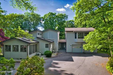 201 Broadmoor Dr, Lords Valley, PA 18428