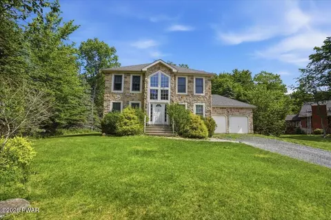 8 Bass Ct, Gouldsboro, PA 18424
