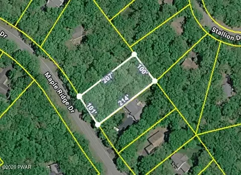 210 Maple Ridge Dr, Hawley, PA 18428
