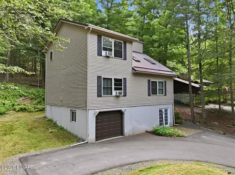 111 Grasshopper Ln, Greentown, PA 18426