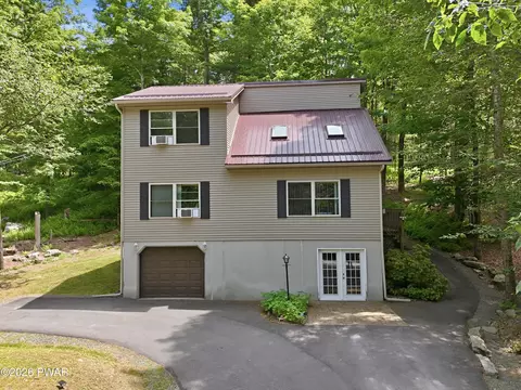 111 Grasshopper Ln, Greentown, PA 18426