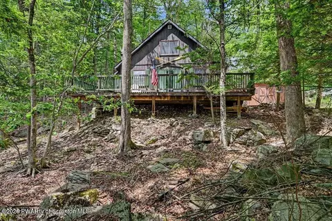 1031 Canary Ln, Lake Ariel, PA 18436