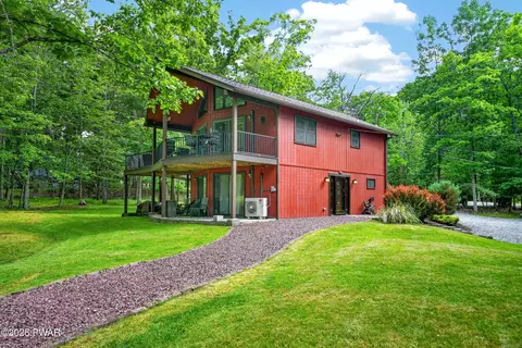 146 Yacht Club Dr, Greentown, PA 18426