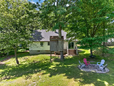 Exterior - 112 Partridge Ct, Dingmans Ferry, PA 18328 photo 4 of 6