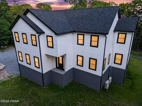 99 Woodland Dr, Jefferson Township, PA 18436