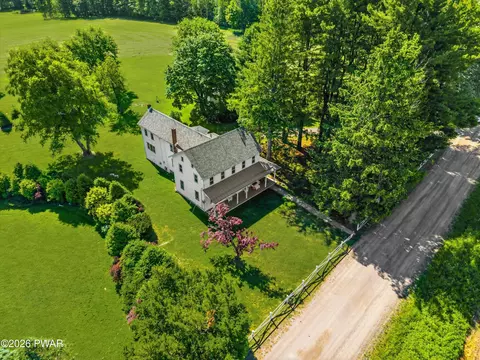 127 Valleyview Rd, Greentown, PA 18426