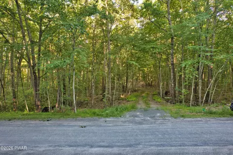 102 White Birch Dr, Hawley, PA 18428