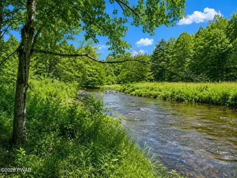 255 Creek Rd, Greentown, PA 18426