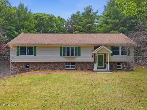 18 Holiday Dr, Hawley, PA 18428
