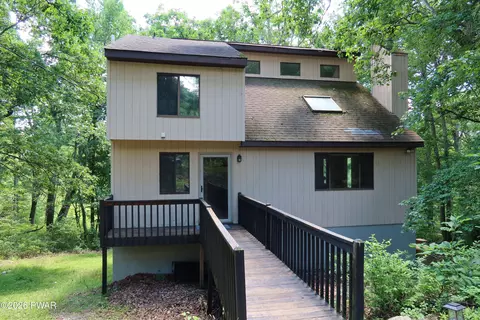 804 Wagoner Pl, Hawley, PA 18428