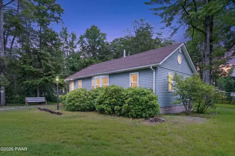 102 Flos Mar Dr, Greentown, PA 18426