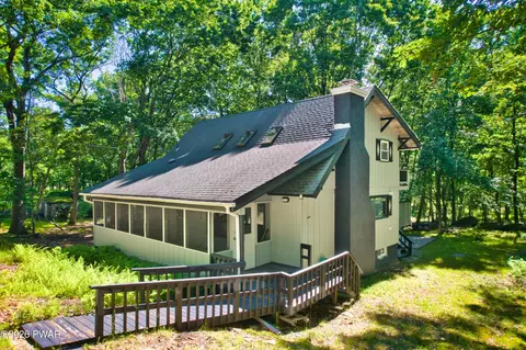 326 Gold Finch Rd, Bushkill, PA 18324
