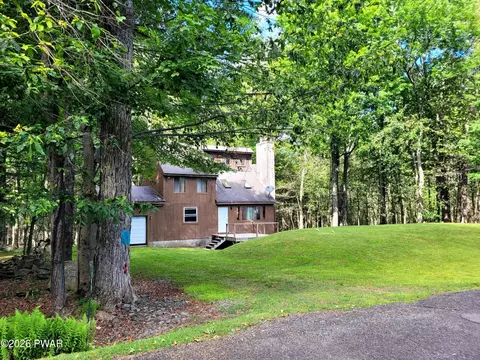 1040 Bear Dr, Newfoundland, PA 18445
