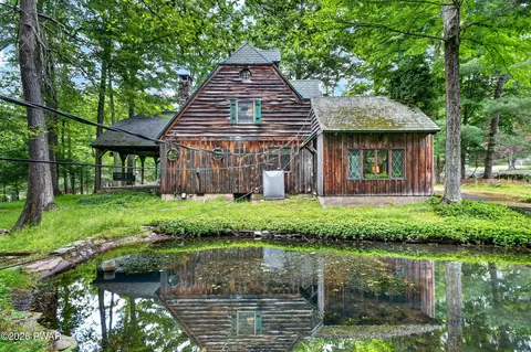 101 W Birch Ln, Greentown, PA 18426