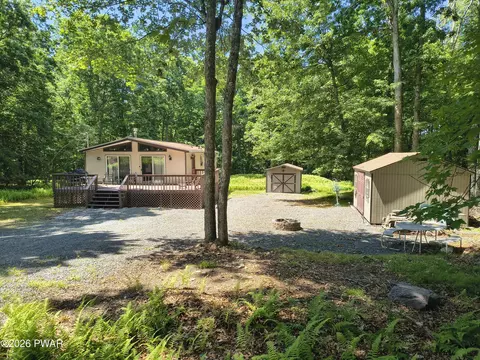 106 Pine Pl, Hawley, PA 18428