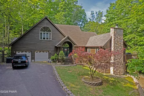 147 N Evergreen Dr, Greentown, PA 18426