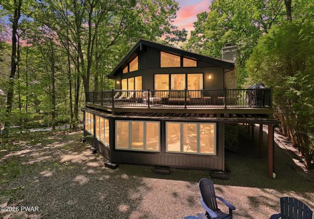 186 Yacht Club Dr, Greentown, PA 18426