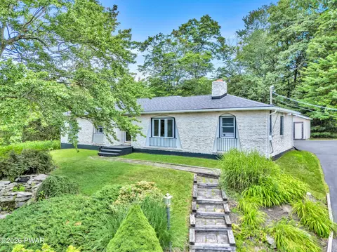 604 Circle Dr, Roaring Brook Township, PA 18444