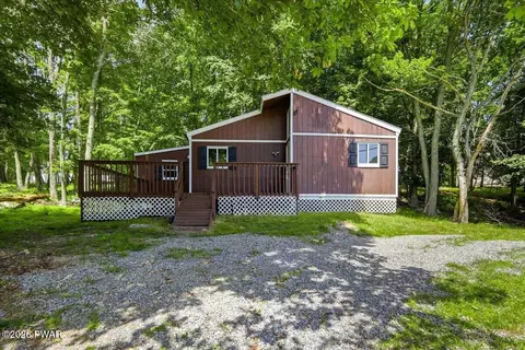 4774 Pine Ridge Dr, Bushkill, PA 18324