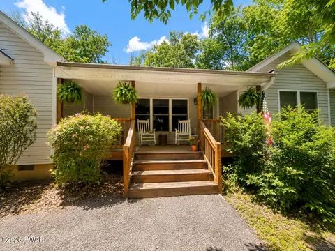 107 Stirrup Ln, Lords Valley, PA 18428