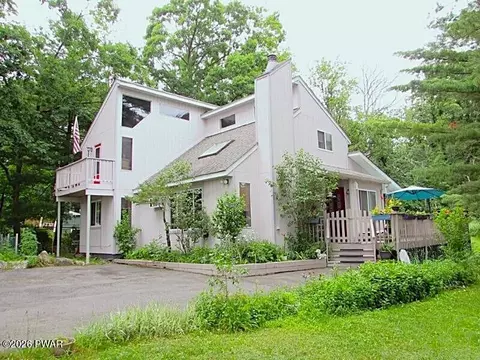 101 Fairway Ln, Hawley, PA 18428