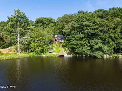 111 Waterview Dr, Lords Valley, PA 18428