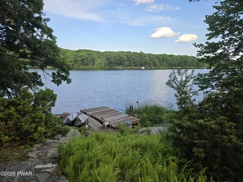111 Waterview Dr, Lords Valley, PA 18428