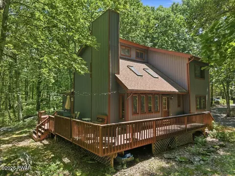 805 Mustang Ct, Hawley, PA 18428