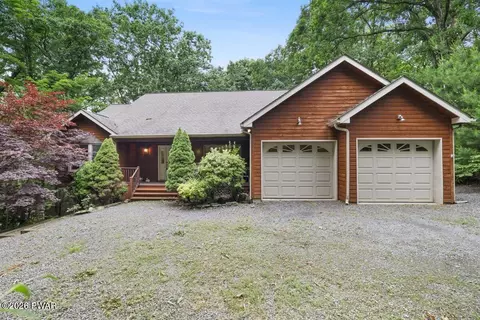 108 Canterbrook Dr, Lords Valley, PA 18428