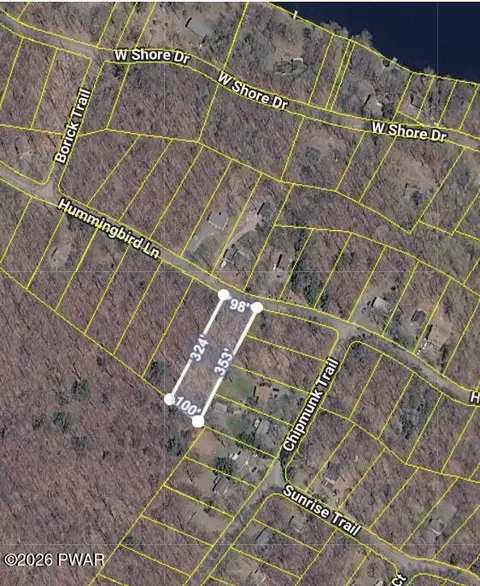 559 Hummingbird Ln, Hawley, PA 18428