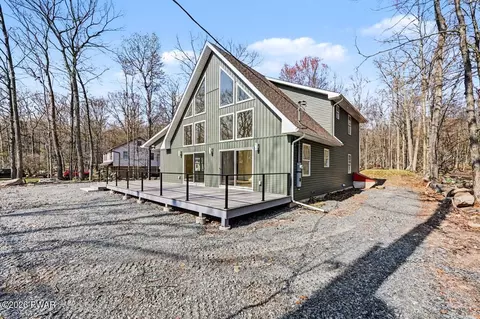 78 E Shore Dr, Hawley, PA 18428