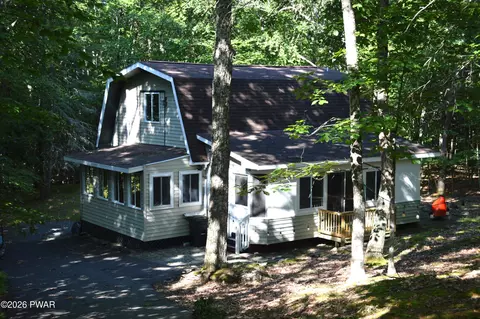 121 Ledgeview Dr, Hawley, PA 18428