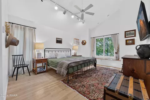 Bedroom - 131 E Lake View Dr, Dingmans Ferry, PA 18328 photo 9 of 15