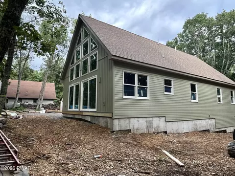 187 Deer Trail Dr, Hawley, PA 18428