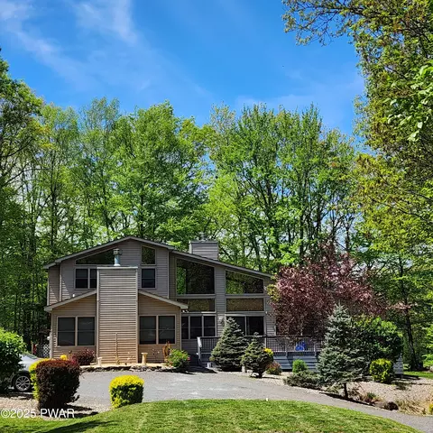 344 Canoebrook Dr, Lords Valley, PA 18428