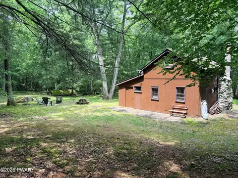 401 Lake Giles Rd, Hawley, PA 18428