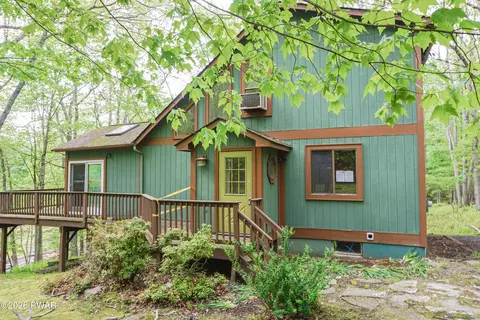 105 S Shore Dr, Milford, PA 18337