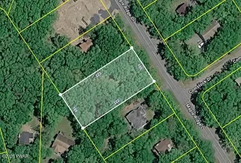 406 Maple Ridge Dr, Hawley, PA 18428
