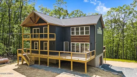128 Copper Mountain Dr, Tafton, PA 18464