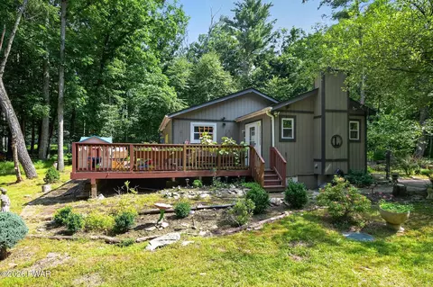 100 Iroquis Trl, Dingmans Ferry, PA 18328