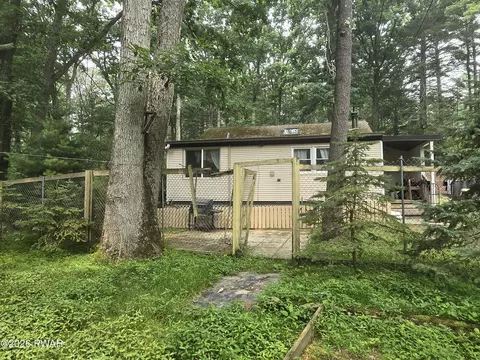 100 Grace Rd, Shohola, PA 18458