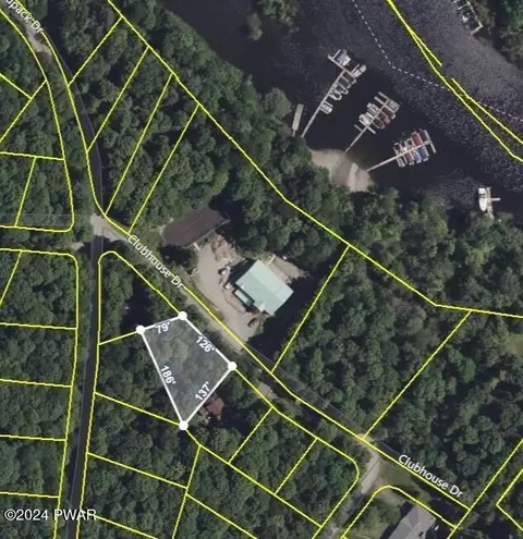 105 Clubhouse Dr, Greentown, PA 18426