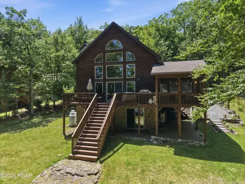 208 Fawn Lake Dr, Hawley, PA 18428