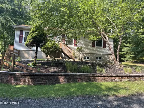 125 Birch Leaf Dr, Milford, PA 18337