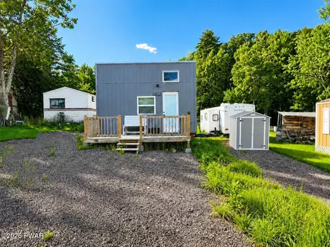 105 Rabbit Ln, Hawley, PA 18428